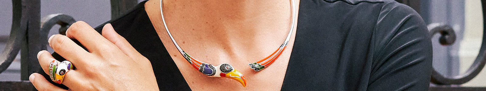 Collier rigide ouvert devant