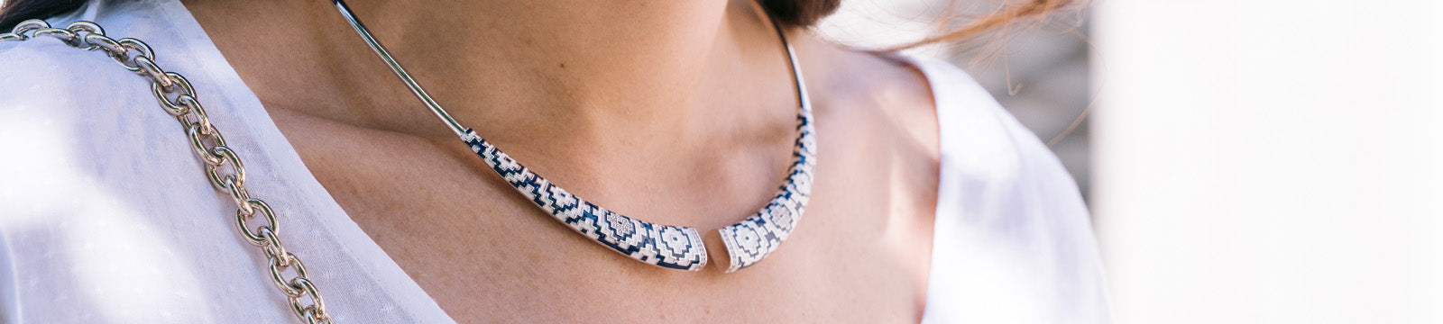 Collier rigide ouvert devant
