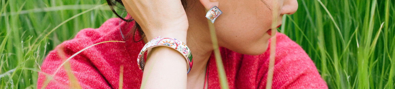 Quels bijoux porter avec une robe rouge ?