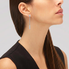 boucles d'oreilles argent assorties à une robe noire