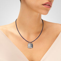 Collier cordon noir 3 cercles de nacre vert et bleu Lara Ethnics Collier cordon noir 3 cercles de nacre vert et bleu Lara Ethnics