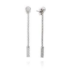 boucles d'oreilles argent assorties à une robe noire