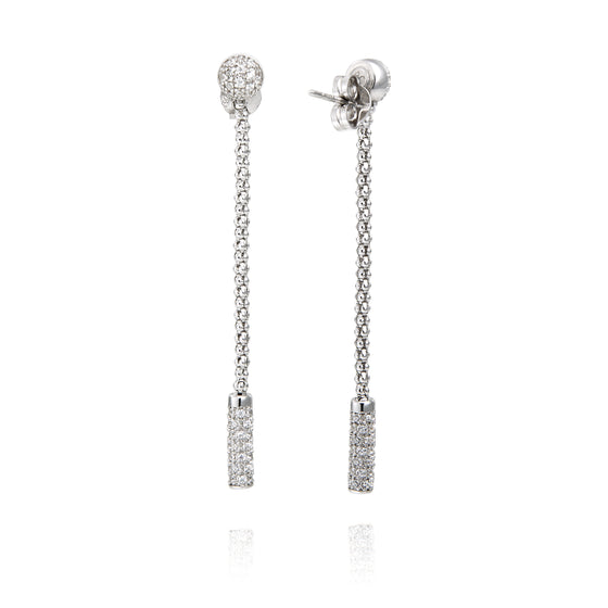 boucles d'oreilles argent assorties à une robe noire
